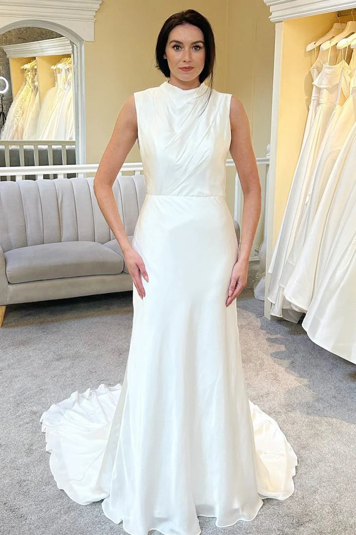 Robe de mariée longue trapèze à col haut et dos nu avec traîne